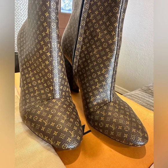 LOUIS VUITTON WOMEN'S Silhouette Ankle Boots Micro Monogram EUC FULL INCLUSION - Picture 2 of 12